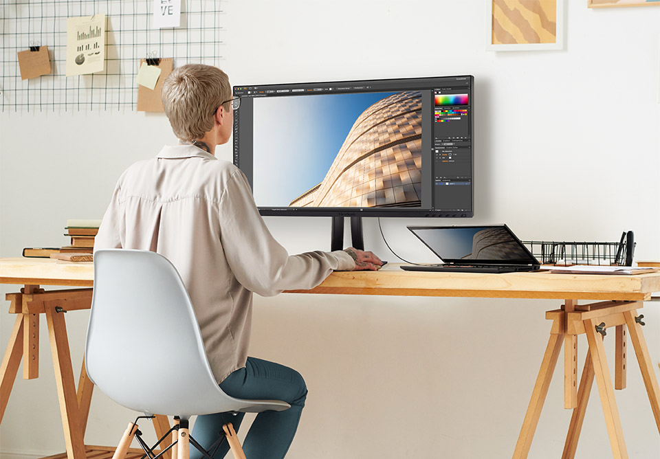USB-C-csatlakozású, nagy felbontású kijelző kristálytiszta képminőségért.