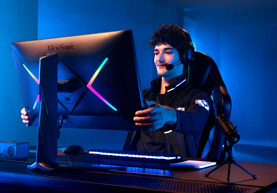 Profi gamer állítja be a ViewSonic játékmonitorát.