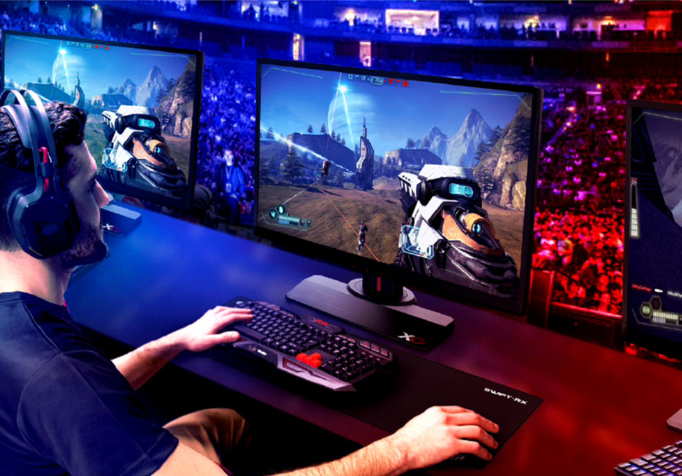 Esports-speler die op een gamingmonitor deelneemt aan een toernooi.