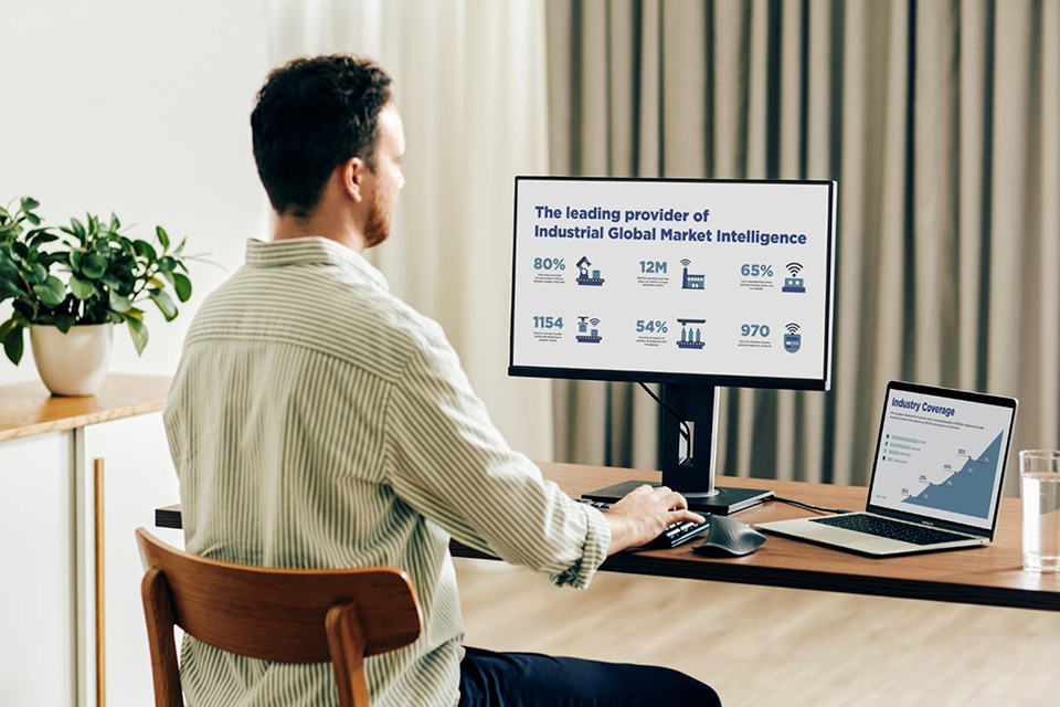 Man die werkt op een laptop verbonden met een ViewSonic monitor.