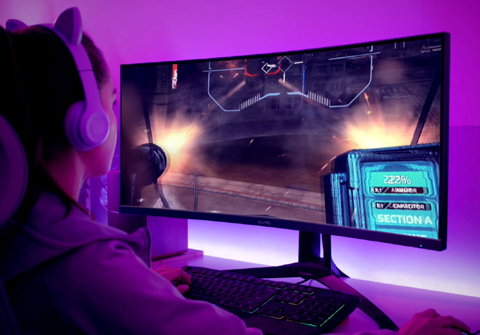 Jucător care folosește un monitor ultrawide pentru un câmp vizual îmbunătățit.